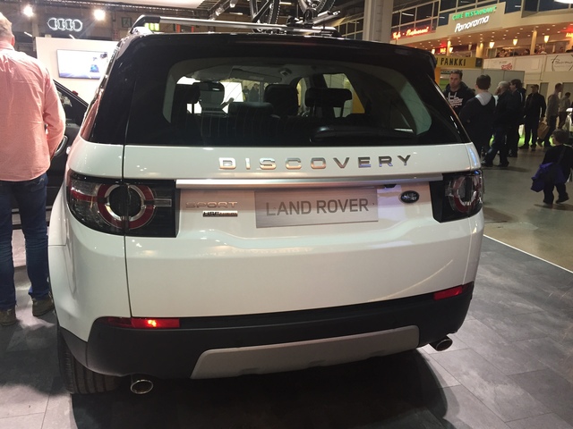 2015 Discovery Sport HSE Luxury II-640.jpg